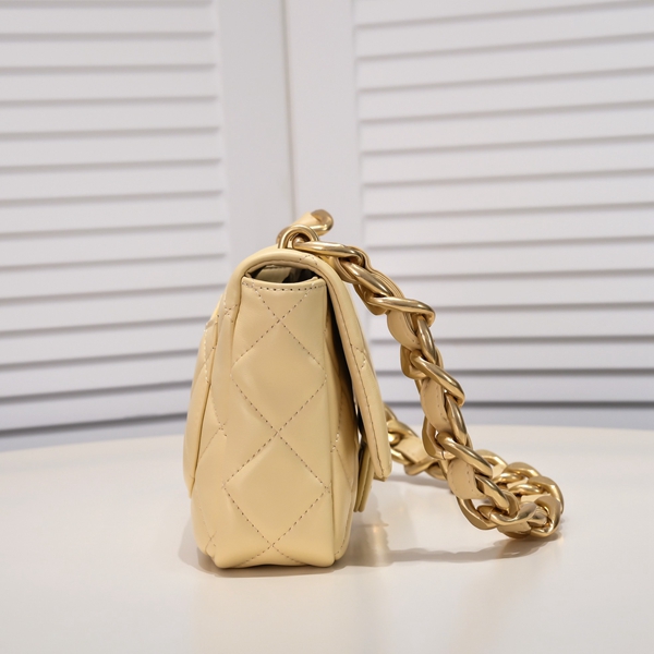 シャネルバッグ背面デザイン